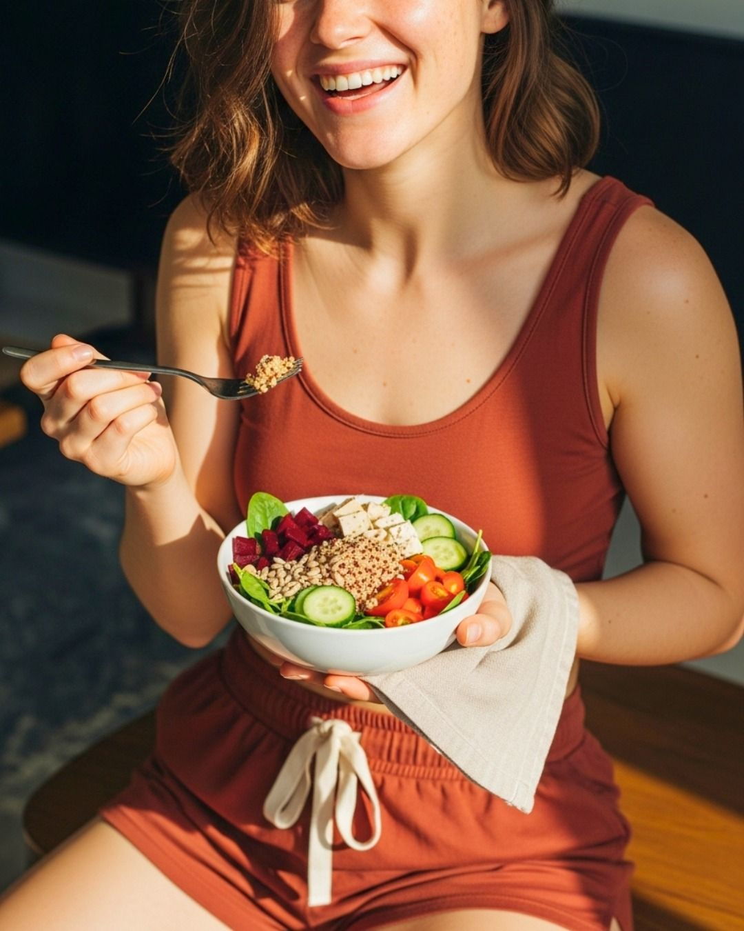 Suppresses appetite and reduces cravings, making it easier to control portions.